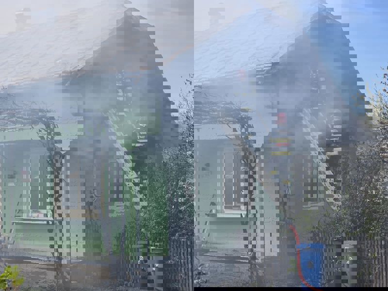 Suceava. Două gospodării afectate de un incendiu. O persoană a fost salvată de pompieri