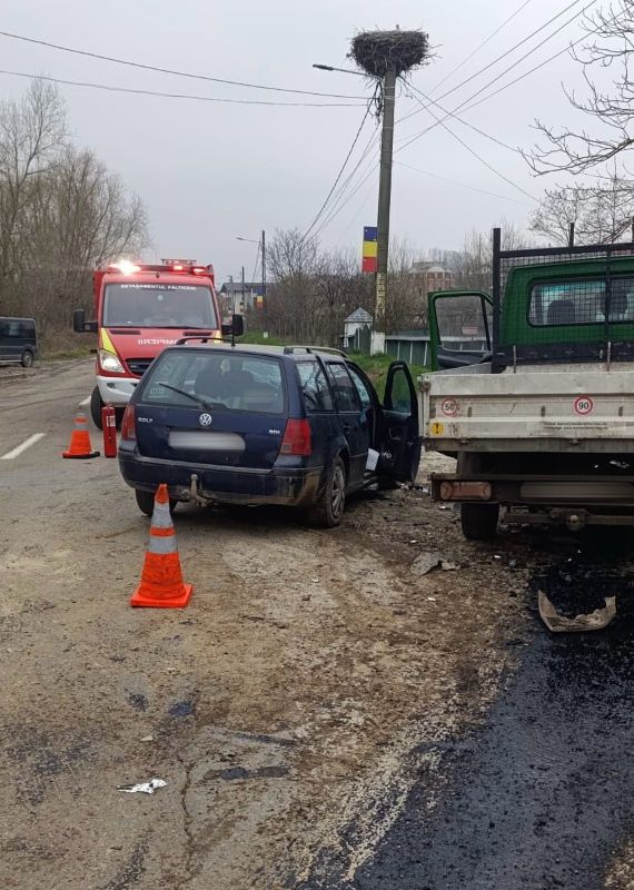 Suceava. Două persoane transportate la spital după un accident în Preutești 2 Suceava. Două persoane transportate la spital după un accident în Preutești