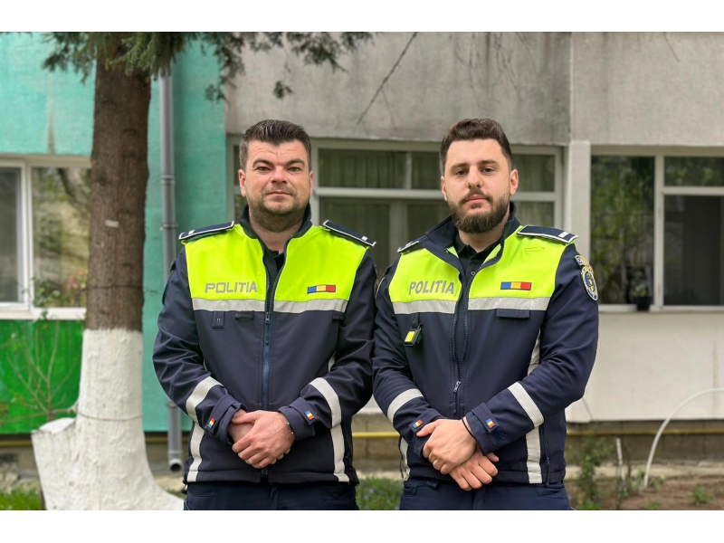 Șofer prins la semafor pe roșu, surprins încercând să ofere 500 de euro mită polițiștilor din Roman