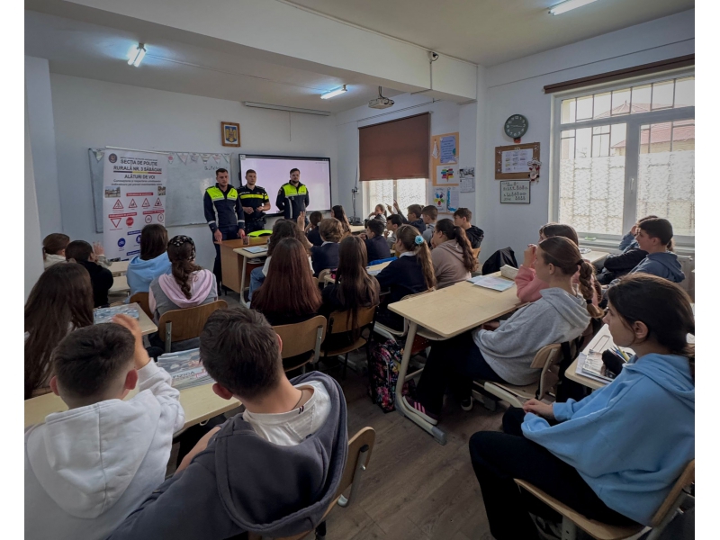Acțiuni preventive în școli din Neamț. Polițiștii îi învață pe elevi despre siguranță, bullying și trafic rutier