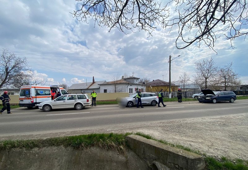 Botoșani. Trei femei rănite într-un carambol la Orășeni Deal 1 Botoșani Trei femei rănite într-un carambol la Orășeni Deal_