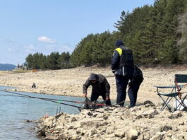 Controale la Lacul Izvorul Muntelui. Amenzi pentru pescari și avertisment privind prohibiția