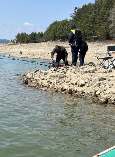 Controale la Lacul Izvorul Muntelui. Amenzi pentru pescari și avertisment privind prohibiția