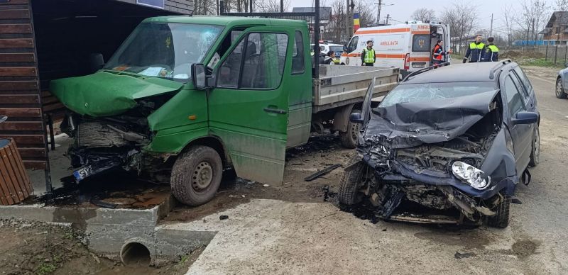 Suceava. Două persoane transportate la spital după un accident în Preutești