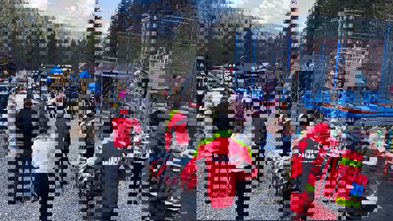 FOTO. Intervenție a Salvamont la Durău pentru salvarea unui turist care a avut probleme cardiace 2 FOTO. Intervenție a Salvamont la Durău pentru salvarea unui turist care a avut probleme cardiace