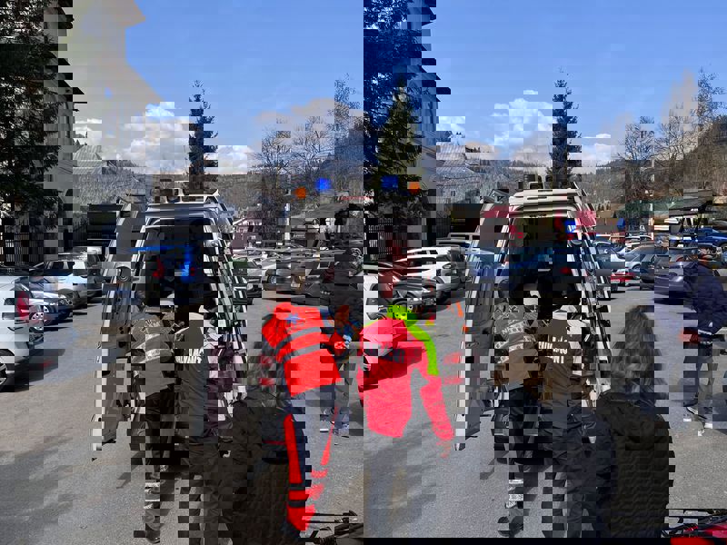 FOTO. Intervenție a Salvamont la Durău pentru salvarea unui turist care a avut probleme cardiace 1 FOTO. Intervenție a Salvamont la Durău pentru salvarea unui turist care a avut probleme cardiace