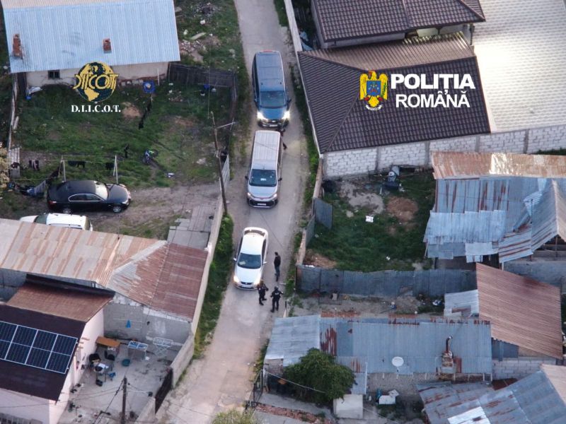 Percheziții DIICOT într-un dosar cu acuze de grup infracțional organizat și trafic de persoane