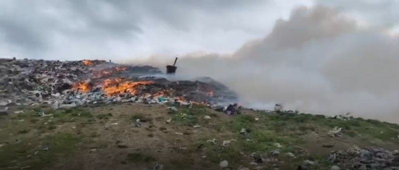 VIDEO. Incendiu la un depozit de gunoi din județul Iași