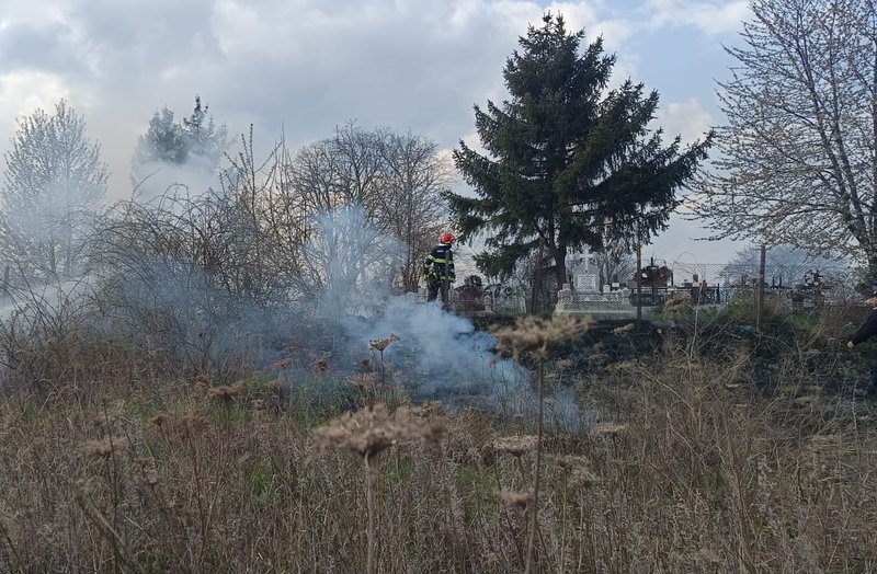 Botoșani Morminte în flăcări la cimitirul Schitului Orășeni