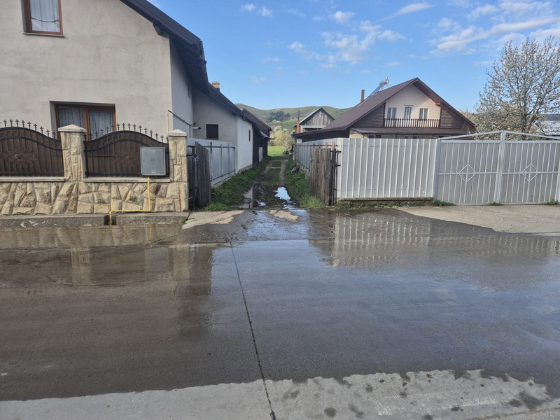 FOTO&VIDEO „Izvor” sub asfalt la Vânători-Neamț: avarie la rețeaua de apă, ignorată de peste o săptămână