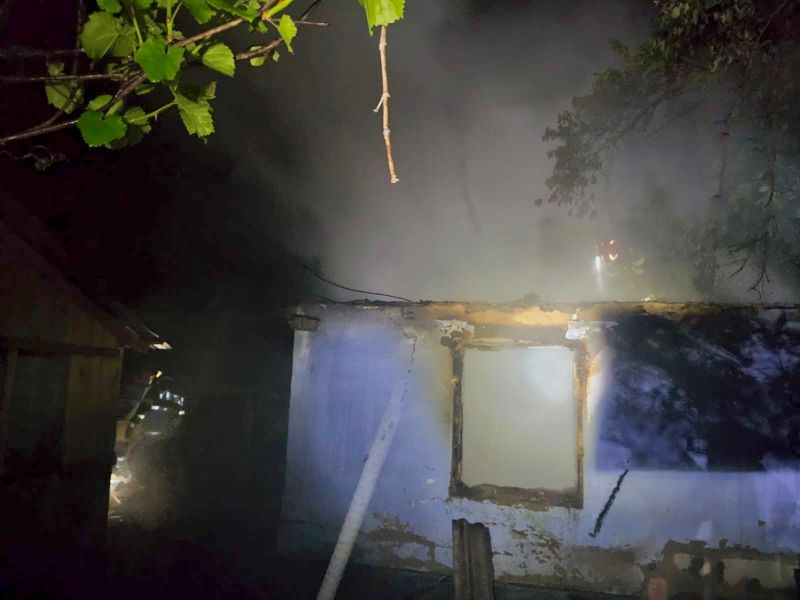 Botoșani. Casă distrusă de foc de la un scurtcircuit – proprietarul a fost salvat de un adolescent