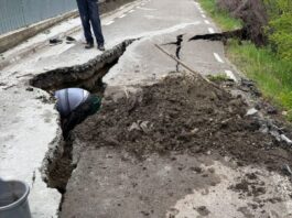 Vaslui. Trei locuințe izolate și alimentarea cu apă întreruptă din cauza unei alunecări de teren