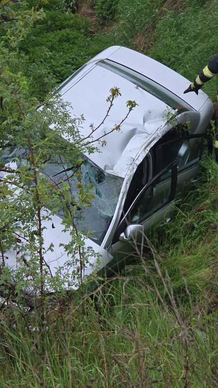 Autoturism căzut într-un canal la Târgu Neamț. Două adolescente și șoferul au ajuns la spital