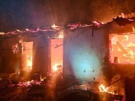 Botoșani. Casă distrusă de foc de la un scurtcircuit – proprietarul a fost salvat de un adolescent