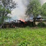 Bacău. Puternic incendiu în comuna Helegiu – sunt afectate trei case și mai multe anexe