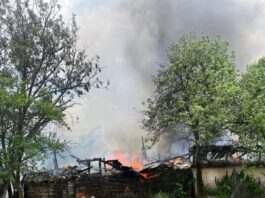 Bacău. Puternic incendiu în comuna Helegiu – sunt afectate trei case și mai multe anexe