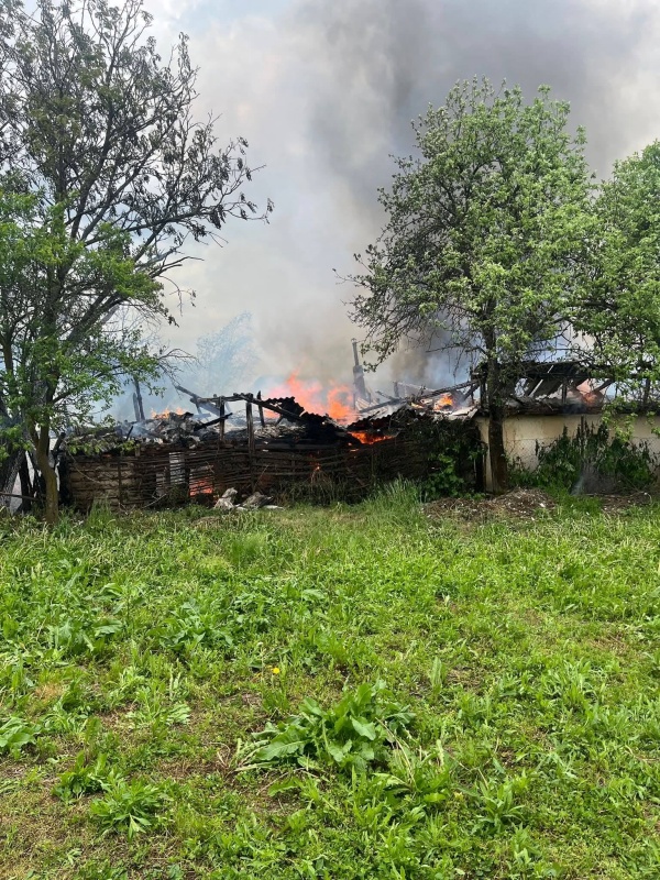 Bacău. Puternic incendiu în comuna Helegiu – sunt afectate trei case și mai multe anexe