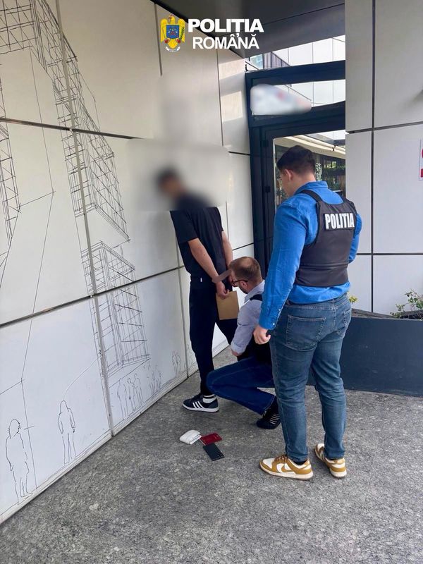 Bacău. Doi bărbați prinși după ce au încercat să mituiască un polițist cu 2500 de euro