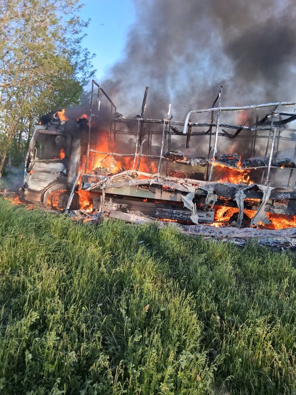 Incendiu devastator la Timișești: 60 de stupi și un camion apicol, distruse de flăcări
