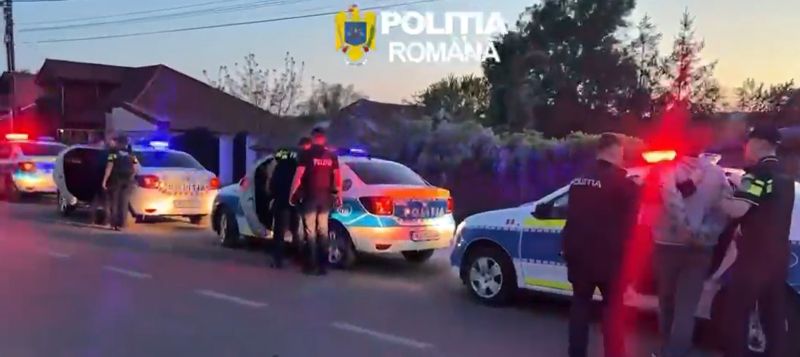 Bacău. Patru bărbați reținuți după ce au legat un tânăr de un indicator rutier și l-au agresat