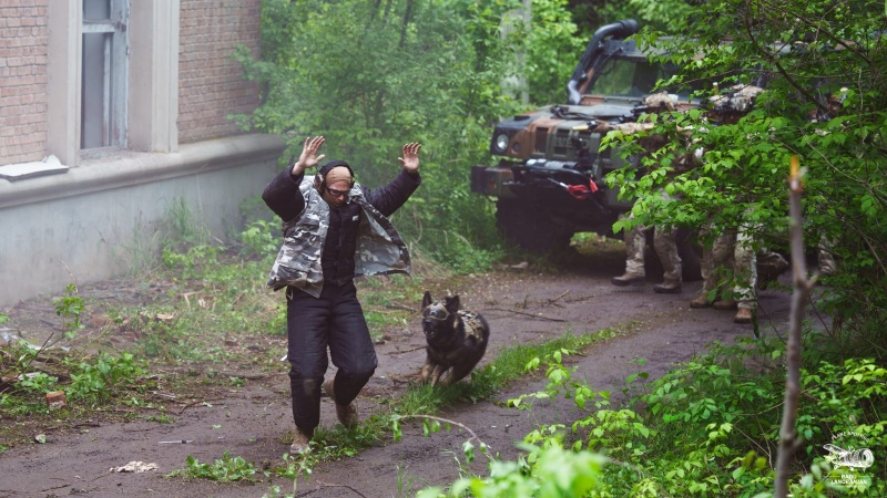 Comănești, în scenariul unui exercițiu NATO: luptă urbană simulată cu militari români și italieni 10 Comănești, în scenariul unui exercițiu NATO: luptă urbană simulată cu militari români și italieni