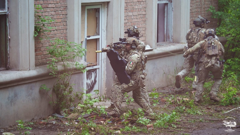 Comănești, în scenariul unui exercițiu NATO: luptă urbană simulată cu militari români și italieni 5 Comănești, în scenariul unui exercițiu NATO: luptă urbană simulată cu militari români și italieni
