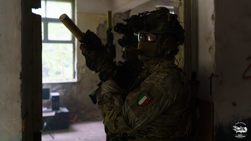 Comănești, în scenariul unui exercițiu NATO: luptă urbană simulată cu militari români și italieni 6 Comănești, în scenariul unui exercițiu NATO: luptă urbană simulată cu militari români și italieni