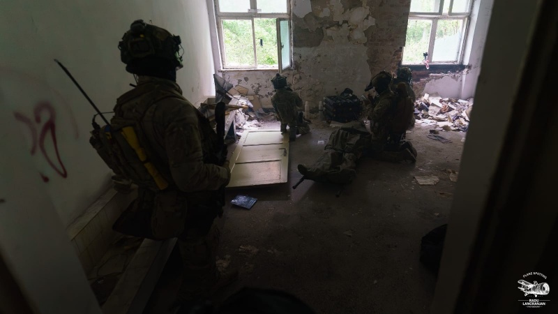Comănești, în scenariul unui exercițiu NATO: luptă urbană simulată cu militari români și italieni 8 Comănești, în scenariul unui exercițiu NATO: luptă urbană simulată cu militari români și italieni