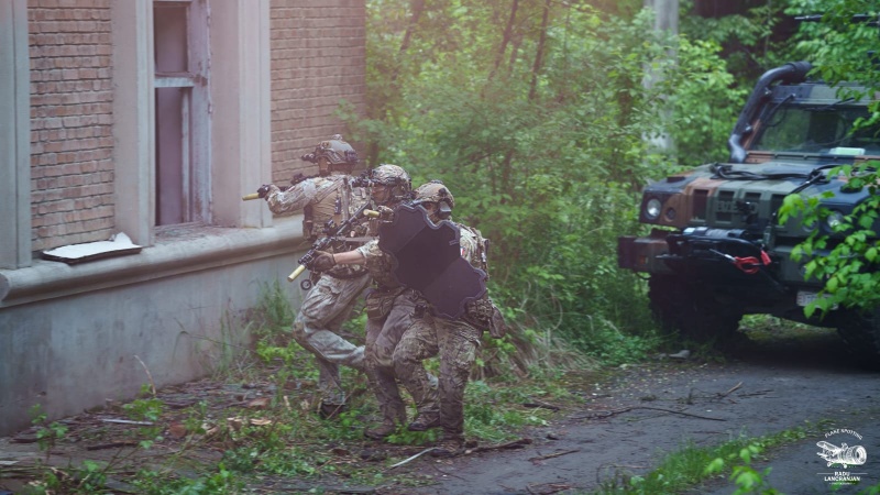 Comănești, în scenariul unui exercițiu NATO: luptă urbană simulată cu militari români și italieni 12 Comănești, în scenariul unui exercițiu NATO: luptă urbană simulată cu militari români și italieni