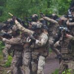 Comănești, în scenariul unui exercițiu NATO: luptă urbană simulată cu militari români și italieni