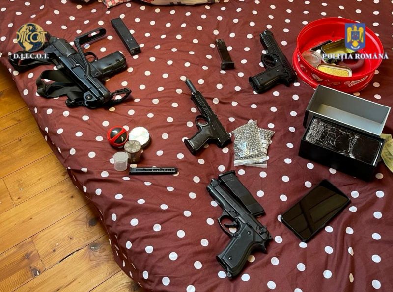 Condamnări record într-un dosar de trafic de droguri din Neamț. Peste 45 de ani de închisoare și confiscări de sute de mii de lei