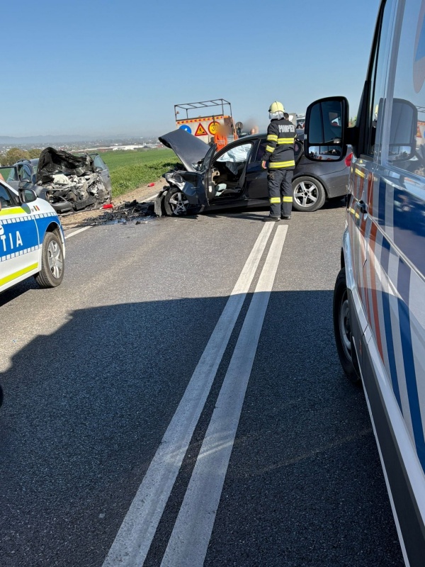 FOTO. Accident pe E85. Trei persoane au fost transportate la spital
