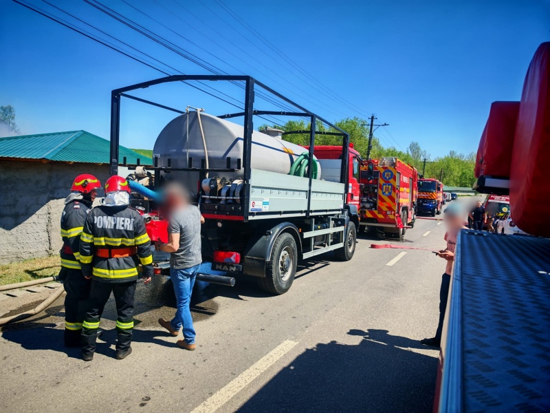 FOTO. Incendiu la grădina zoologică din comuna Stroiești, sat Zaharești 1 FOTO. Incendiu la grădina zoologică din comuna Stroiești, sat Zaharești