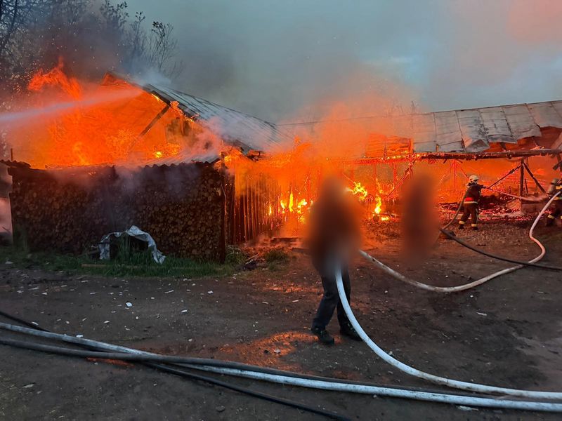 Suceava. Incendiu puternic la două adăposturi de animale
