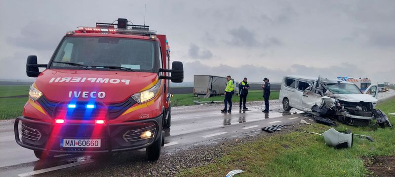 Accident pe E85. Coliziune între un autotren și un microbuz. Trei persoane transportate la spital