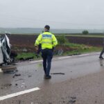 Accident pe E85. Coliziune între un autotren și un microbuz. Trei persoane transportate la spital
