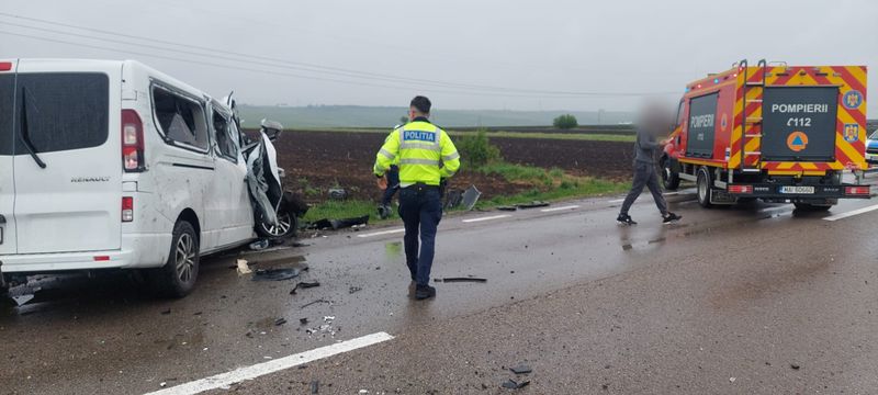 Accident pe E85. Coliziune între un autotren și un microbuz. Trei persoane transportate la spital
