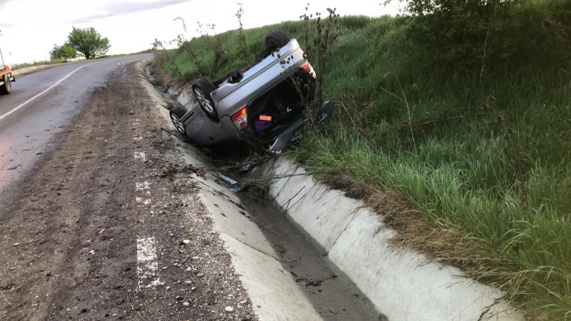 FOTO. Accident la Bodești: o mașină s-a răsturnat în șanț, două femei au fost rănite ușor