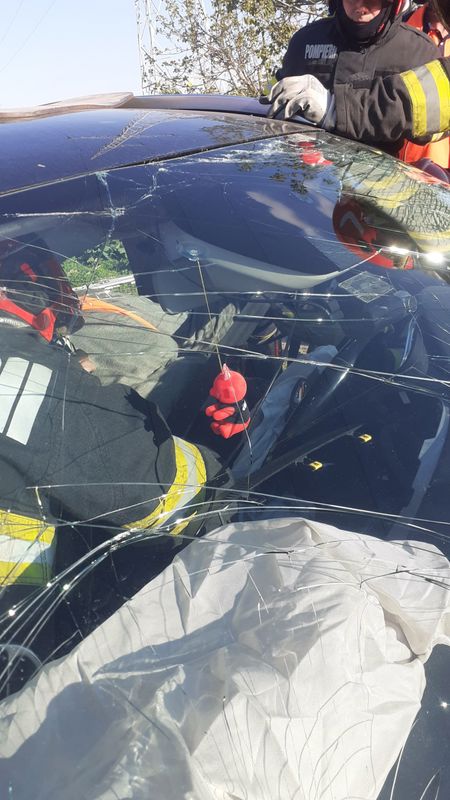 Accident grav la granița dintre Neamț–Iași. Un bărbat încarcerat, intervenție comună a salvatorilor din două județe