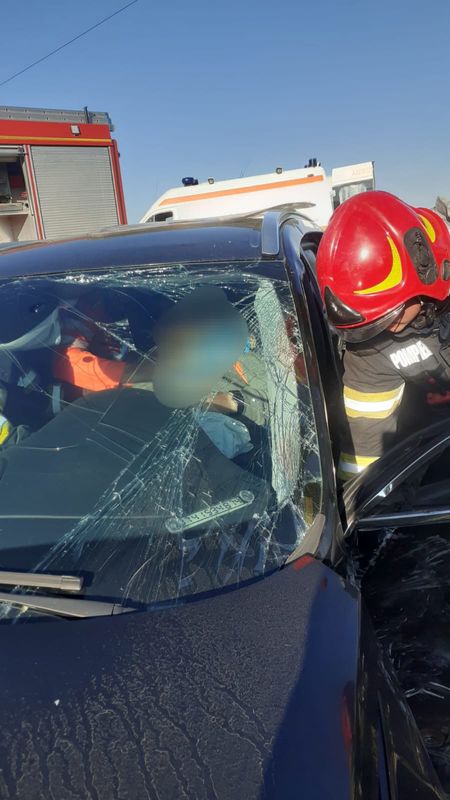 Accident grav la granița dintre Neamț–Iași. Un bărbat încarcerat, intervenție comună a salvatorilor din două județe