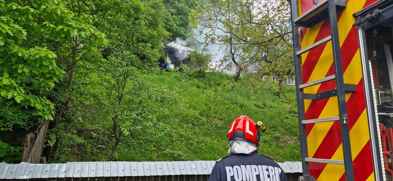 Incendiu în zona La Caiace din Piatra Neamț 2 Incendiu în zona La Caiace din Piatra Neamț