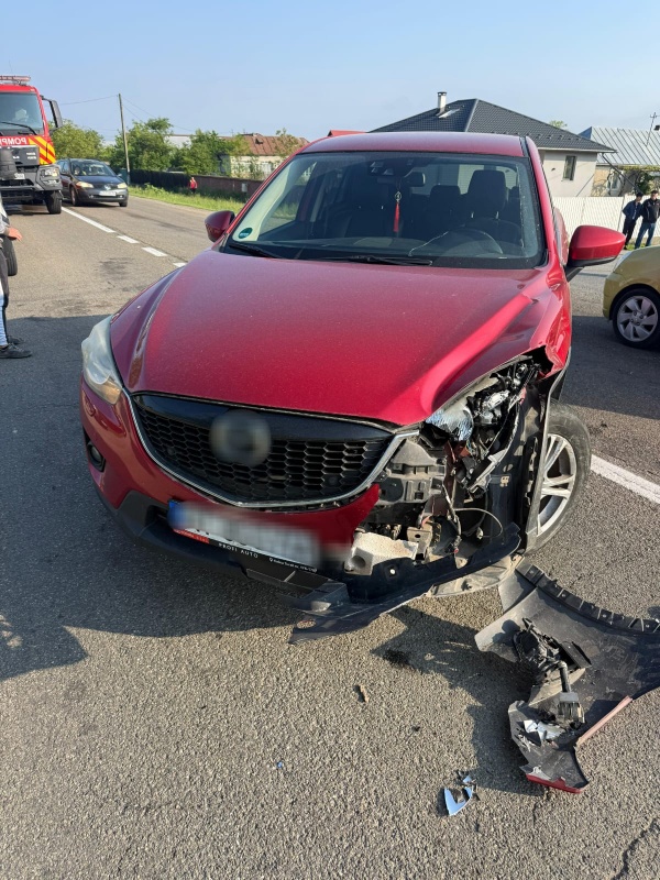 FOTO. Accident cu trei mașini la Podoleni: trei persoane au ajuns la spital