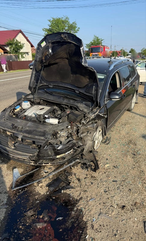 FOTO. Accident cu trei mașini la Podoleni: trei persoane au ajuns la spital