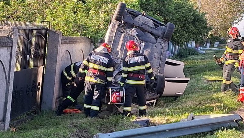 Vaslui. Un șofer a ajuns la spital după ce s-a răsturnat cu mașina