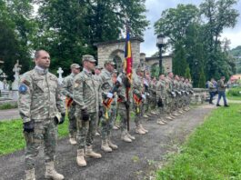 Ziua Eroilor marcată la Piatra Neamț – ceremonie și defilare militară