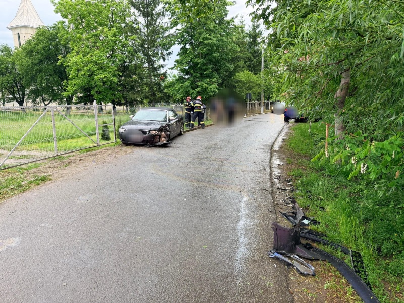 FOTO. Neamț. O tânără de 19 ani a fost transportată la spital în urma unui accident produs la Costișa 2 FOTO. Neamț. O tânără de 19 ani a fost transportată la spital în urma unui accident produs la Costișa