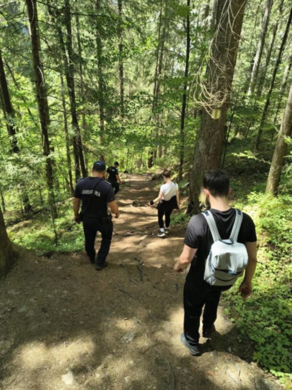 Spaimă în Cheile Bicăjelului! Doi tineri s-au trezit față în față cu ursul și au sunat disperat la 112 1 Spaimă în Cheile Bicăjelului! Doi tineri s-au trezit față în față cu ursul și au sunat disperat la 112