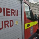 Intervenție a ISU în cartierul Mărăței din Piatra Neamț – o bucată de tencuială desprinsă de pe o clădire a căzut peste o mașină parcată