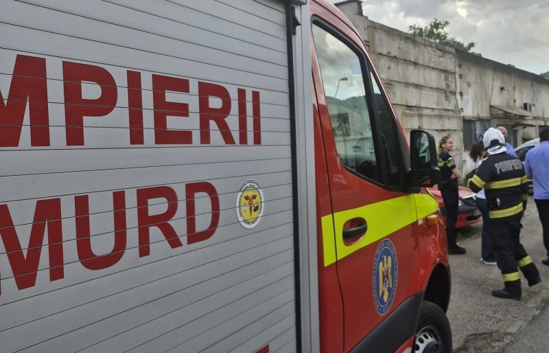 Intervenție a ISU în cartierul Mărăței din Piatra Neamț - o bucată de tencuială desprinsă de pe o clădire a căzut peste o mașină parcată
