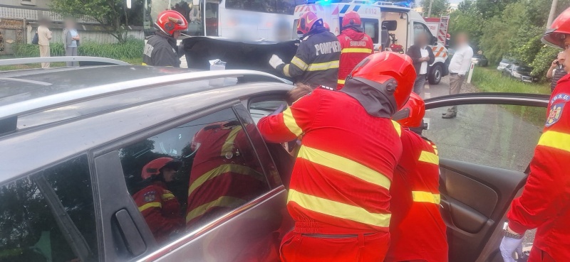 FOTO. Accident pe E85. Au fost implicate două mașini și un autocar 1 FOTO. Accident pe E85. Au fost implicate două mașini și un autocar
